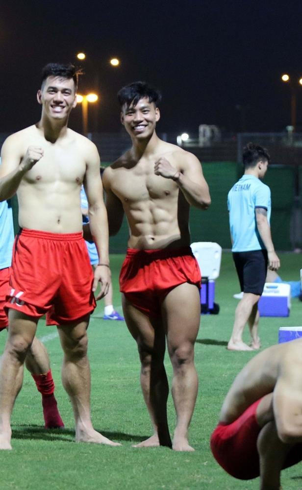 Nhiều người bày tỏ không thể nhịn nổi cười với khoảnh khắc này, còn đùa Văn Thanh chính thức "mất zin vòng ba". Số khác lên án trợ lý Lê Huy Khoa, cho rằng ông đã "chơi quá" học trò.