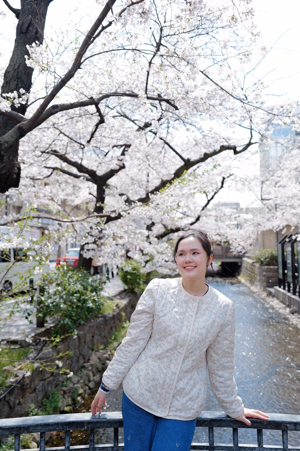 Theo tìm hiểu, chiếc xe chở Quỳnh Anh và Huyền Mi là siêu xe Bentley có giá trị ước tính lên đến 20 tỷ đồng – biểu tượng của giới siêu giàu. Với thiết kế nội thất da nâu sang trọng, chi tiết ốp gỗ thủ công và hệ thống âm thanh cao cấp, chiếc xe mang đậm vẻ quyền lực và đẳng cấp.