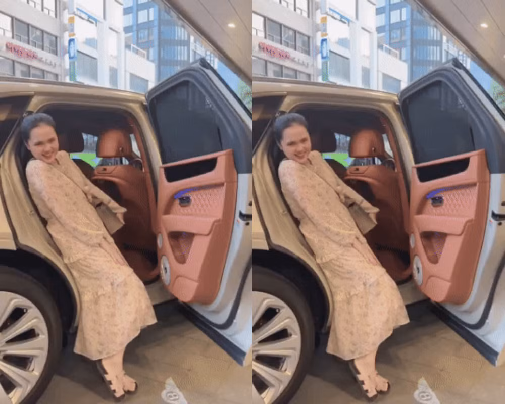 Trong video ghi lại khoảnh khắc đời thường của cặp chị em đình đám làng WAG Việt Quỳnh Anh - Huyền Mi, cô em gái Quỳnh Anh diện một bộ váy hoa dáng dài mang phong cách nữ tính, kết hợp sandal gót thấp tông nude đơn giản.