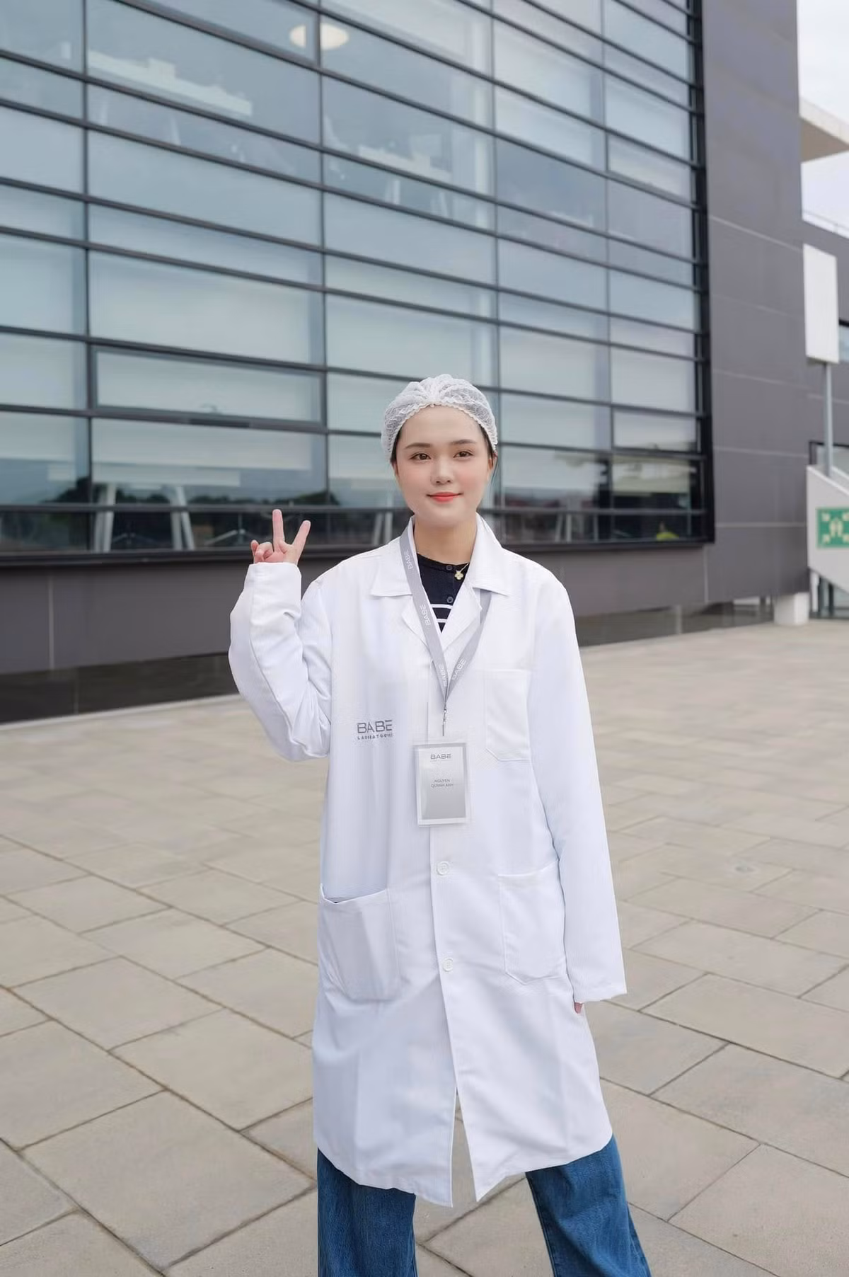 Hình ảnh Quỳnh Anh bước ra từ siêu xe, trên sàn còn hiện rõ biểu tượng cánh chim Bentley phát sáng, ngay lập tức thu hút sự chú ý của người qua đường và cư dân mạng.