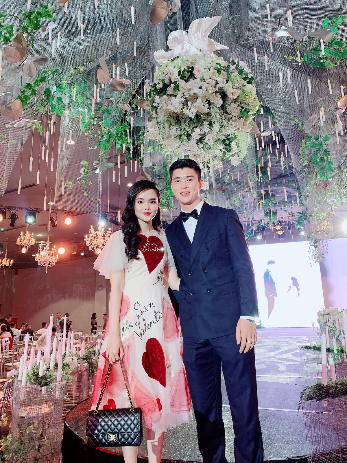 Phong cách nền nã và nhẹ nhàng – đúng với hình ảnh "gái ngoan nhà lành", tiểu thư Hà thành mà lâu nay Quỳnh Anh xây dựng. Tuy nhiên, sự đơn giản này dường như lại không đủ sức thuyết phục khán giả khi đi kèm với bối cảnh "sang chảnh" mà cô xuất hiện.