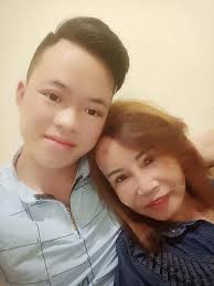 Một số người cho rằng cô Thu Sao không nên tin vào những lời phỉnh nịnh, khen ngợi về nhan sắc để tiếp tục lạm dụng thẩm mĩ, nếu không có thể tự mình hủy hoại gương mặt.