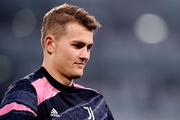 MU chot De Ligt, Chelsea tranh Kounde