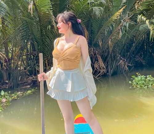 Sở hữu thềm ngực khủng, làn da trắng nõn cùng gương mặt xinh đẹp chuẩn xu hướng thời đại, bà Tưng rất biết cách níu chân người nhìn với phong cách trưng diện của mình.