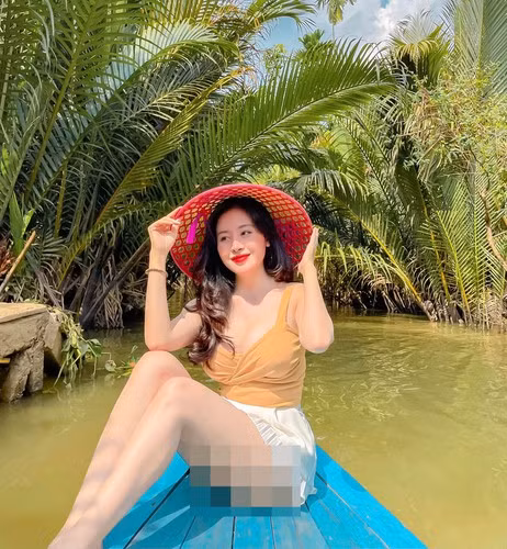 Mới đây, khi thời tiết mới đang dịp chớm hè, hiện tượng mạng xứ Nghệ vừa có dịp "đổ bộ" miền Tây du lịch. Bên cạnh lời kêu gọi ủng hộ du lịch Việt Nam thì trang phục của bà Tưng đi chơi cũng là điểm nhấn đáng chú ý.