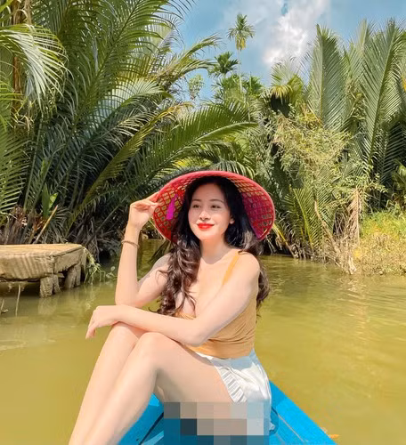 Thiết kế thời trang hiểm hóc tôn lên triệt để lợi thế hình thể của 9X xứ Nghệ.