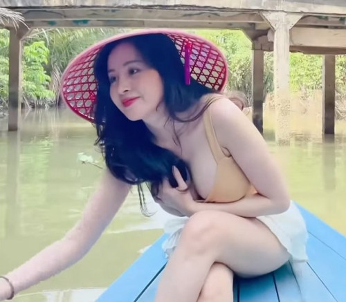 Cách tạo dáng khi ngồi thoạt nhìn có vẻ hơi ngắn nhưng đó là nguyên set rất dễ thương, chiếc váy xòe tôn dáng lại trẻ trung, đáng yêu hết nấc.