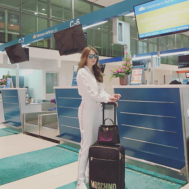 Váy bodycon là một trong những thiết kế basic, được lòng phái đẹp. Ngoài sự kín đáo cần thiết, item này còn tôn lên đường cong cuốn hút cho người mặc.