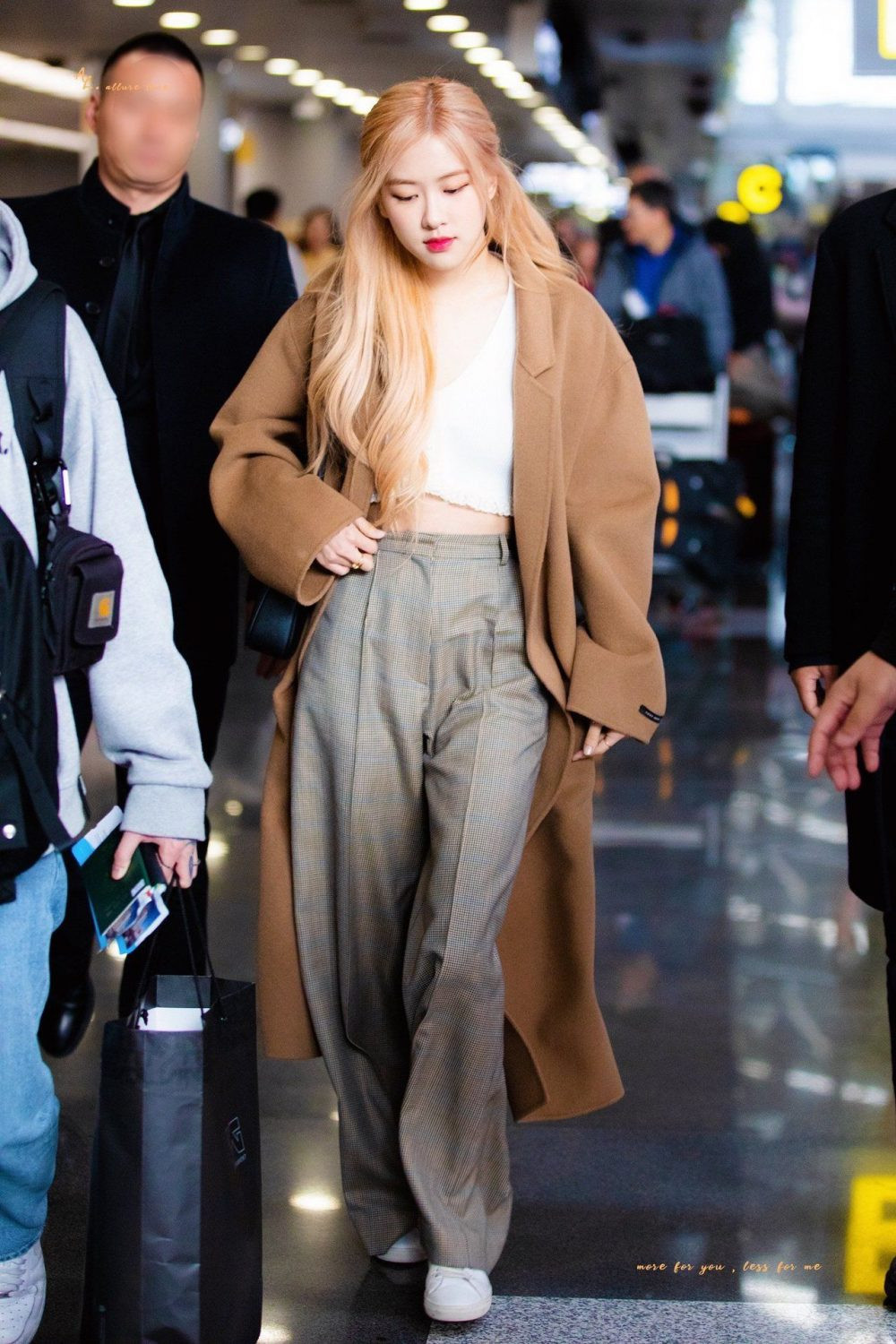 Vậy nên, nhiều cô gái trở thành tâm điểm mọi ánh nhìn khi mặc váy bodycon xuống phố. Dù thiết kế đơn giản nhưng khi mặc lên lại vô cùng nổi bật nếu biết cách chọn trang phục phù hợp với dáng người. Hình ảnh cô gái mặc váy bodycon ở sân bay là một ví dụ điển hình cho việc đó.