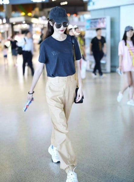 Tuy nhiên, trang phục ôm cơ thể nên không có khả năng che đi khuyết điểm vóc dáng. Thiết kế chỉ đẹp khi người mặc có thân hình cân đối, eo thon hông nở.