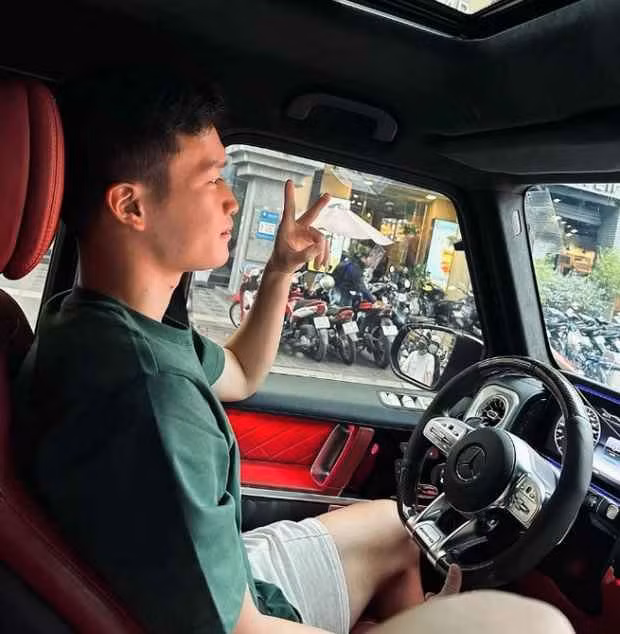 Hoàng Đức sở hữu Mercedes G63 là một trong những sản phẩm đặc biệt của hãng, với sự kết hợp hoàn hảo giữa thiết kế, công nghệ và hiệu suất vượt trội. Xế hộp của tiền vệ sinh năm 1998 có giá hơn 11 tỷ đồng.