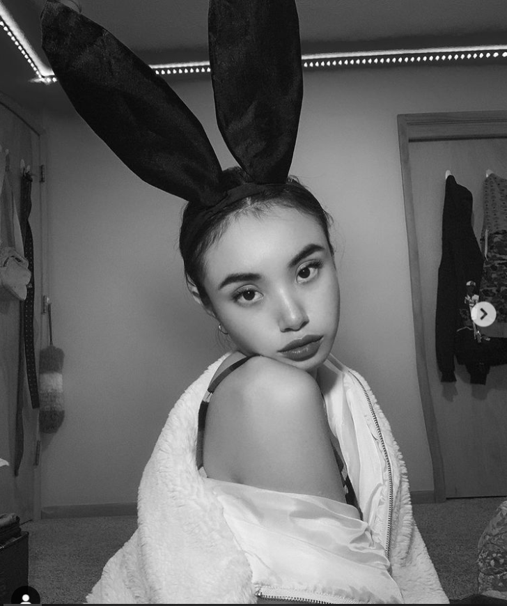 Việc gặp bạn bè, sống yêu bản thân hơn cũng là cách mà Phương Uyên khiến những người hâm mộ cảm thấy an tâm và tiếp tục dõi theo cô nàng.