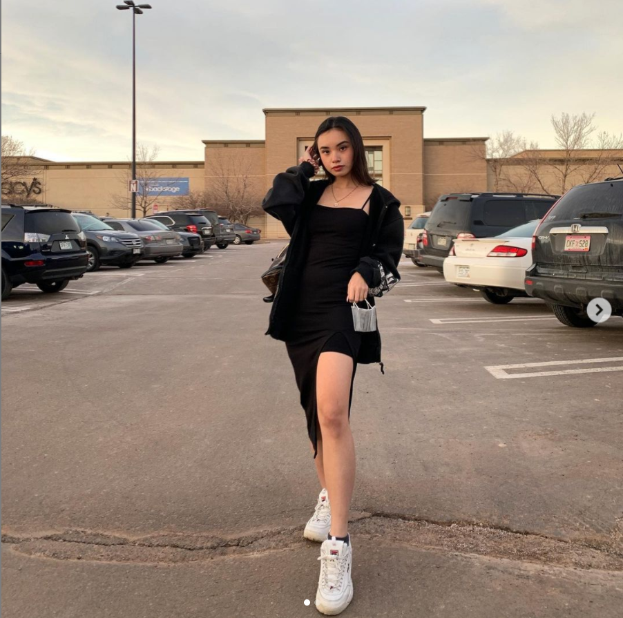 Trong bộ ảnh, Uyên diện đầm hai dây và khoe dáng “căng cực” khiến dân tình liên tục trầm trồ vì body quyến rũ.