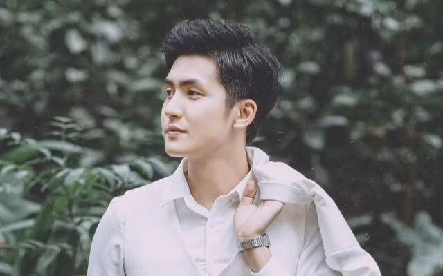 Ngoài ra, dân mạng còn nhận thấy thầy Trực tham gia khá nhiều chương trình, sự kiện lớn nhỏ với vai trò MC, đặc biệt là các sự kiện quảng bá cho các thương hiệu, nhãn hàng.