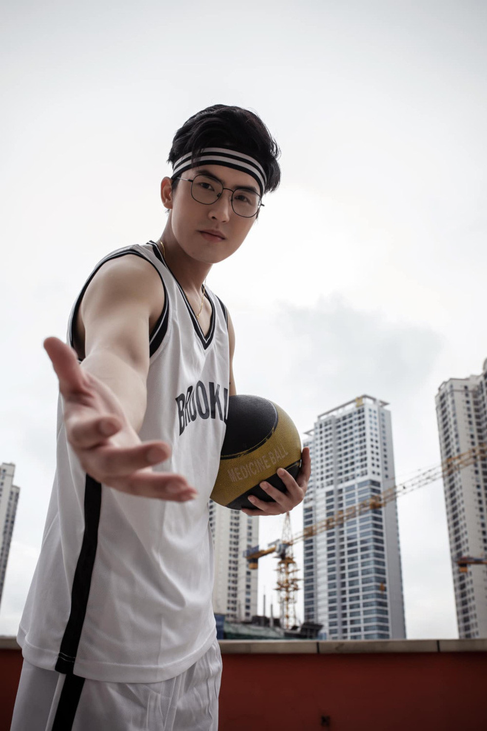 Sau khi bất ngờ nổi tiếng, thầy Trực bắt đầu phủ sóng rộng rãi hơn không chỉ trên MXH mà còn trên truyền hình.