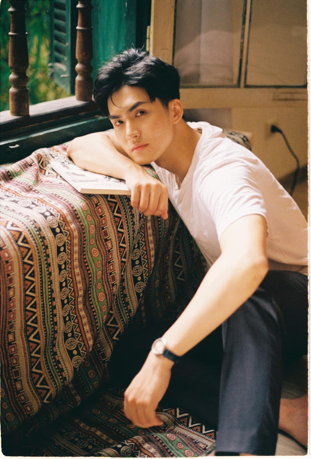 Cụ thể, thầy Trực cho biết: "Chuyện này cũng khá khó xử đấy. Mình là người dạy mà, cứ đều đều là đâu phải truyền đạt. Mình nóng là do mình thực sự lo và quan tâm cho học trò nên mới như thế, chứ không phải ghét học trò đâu. Nếu cứ đứng giảng thao thao, ai muốn nghe thì nghe, ai không nghe thì kệ, thế khác gì robot đâu".