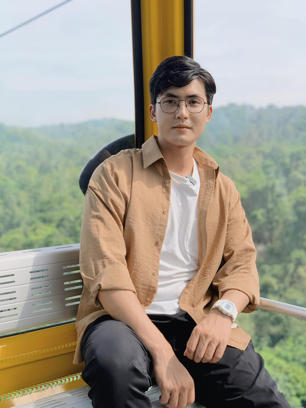 Không chỉ dừng lại ở đó, thầy giáo điển trai này còn là một người mẫu freelance, cũng từng tham gia đóng một vài bộ phim ngắn.