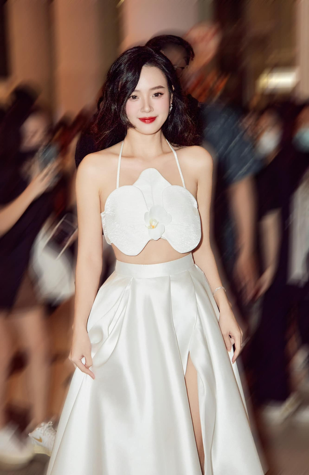 Đây cũng là lần hiếm hoi cả hai hội ngộ sau 8 năm đóng chung "4 năm, 2 chàng, 1 tình yêu". Khi đứng chung một khung hình, nhan sắc cùng vóc dáng của Midu và Harry Lu gây chú ý hơn cả.