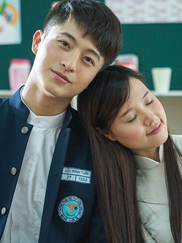 Trong hình, người đẹp 9X diện áo thun hai dây croptop, để xõa mái tóc uốn xoăn sóng nhẹ nhàng, kết hợp cùng lối trang điểm ngọt ngào. Harry Lu cũng diện đơn giản với áo phông, để mặt mộc.