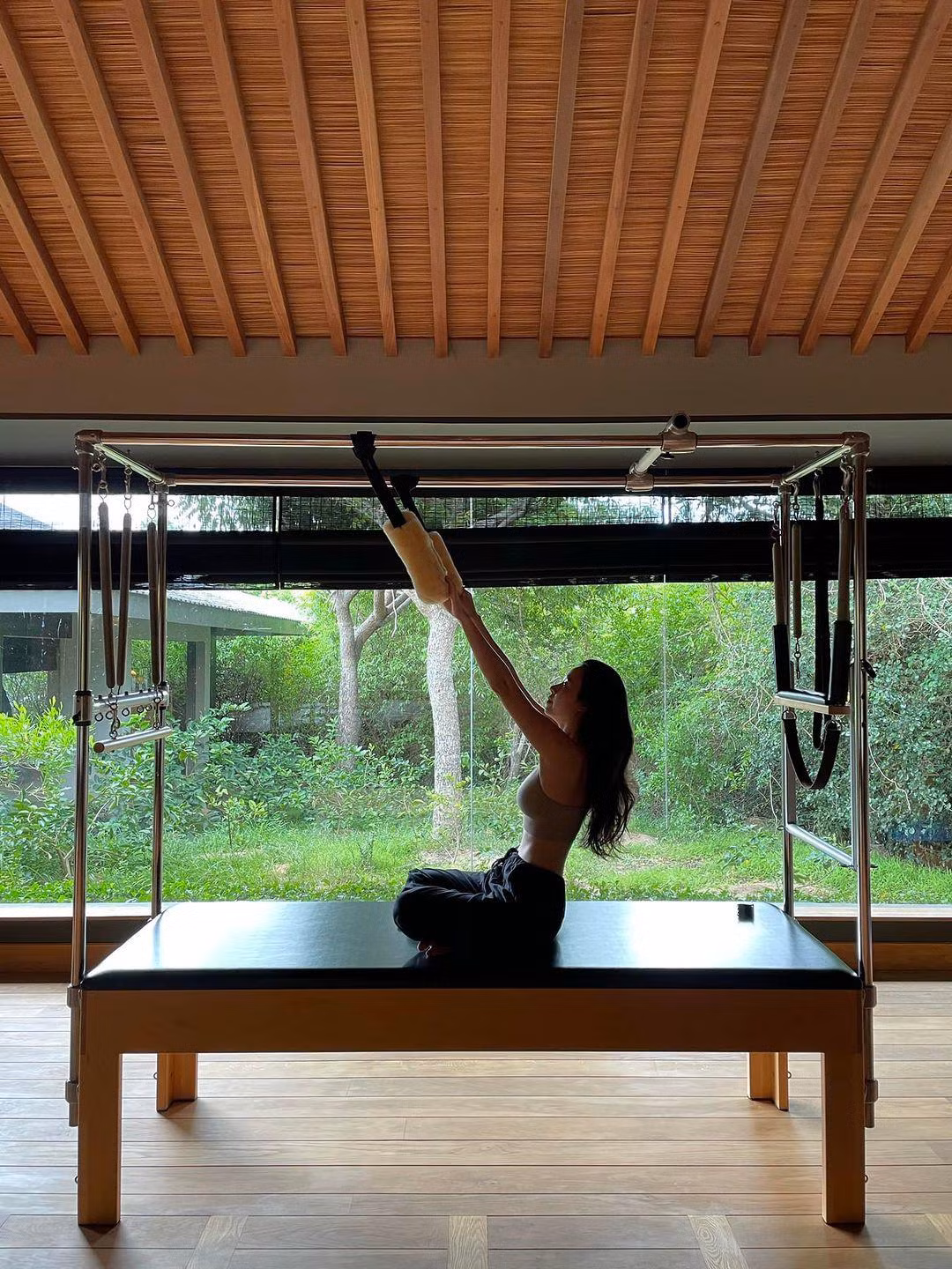 So với thời điểm cùng vào vai sinh viên, có câu chuyện tình yêu đẹp trong phim, nhan sắc Midu trẻ trung, ngọt ngào, vóc dáng cũng trở nên thanh mảnh, quyến rũ hơn.