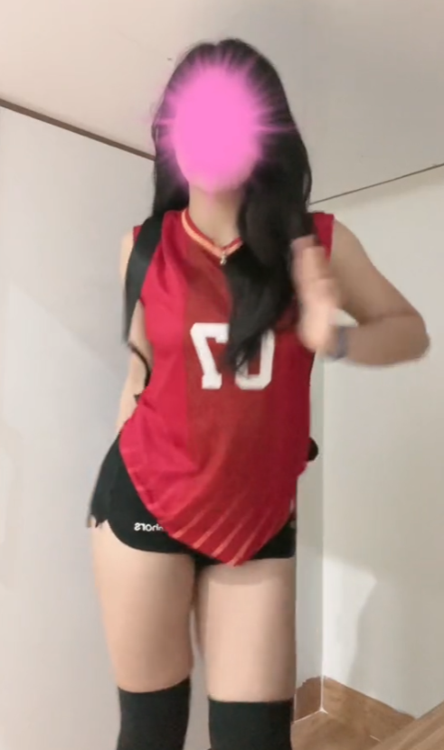 Với ngoại hình đầy đặn, thân hình mũm mĩm, chiều cao 1m72 ấn tượng, Anh Thơ được xem là gương mặt mới không theo chuẩn mực về ngoại hình mảnh mai, cao ráo.