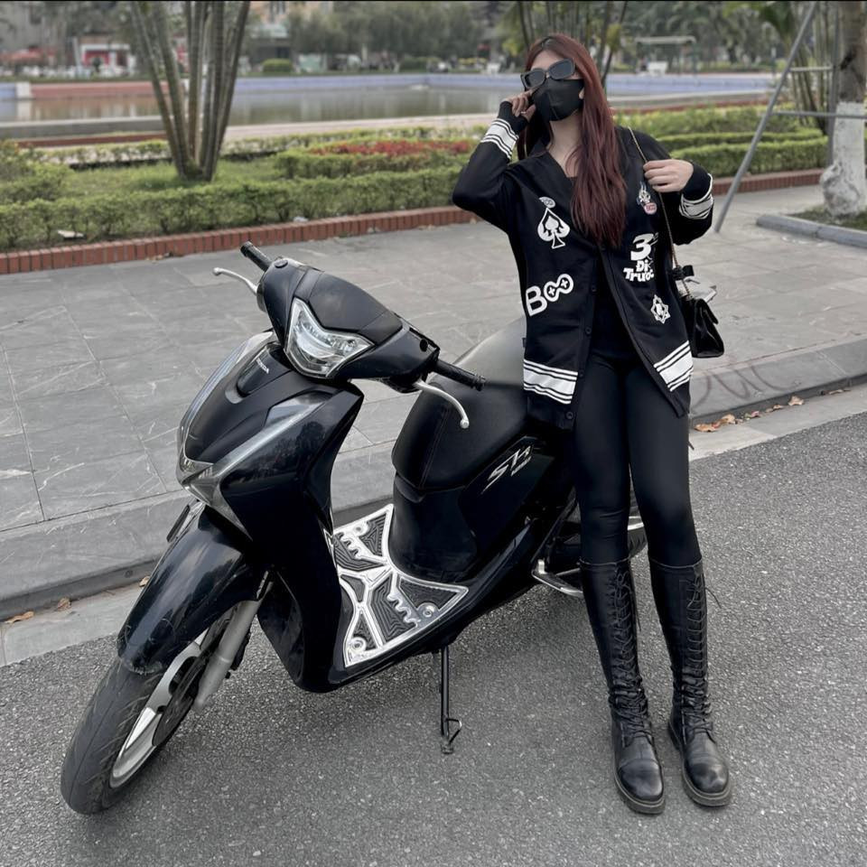 Trên trang cá nhân, Anh Thơ không ít lần khoe những bức ảnh "cực cháy" và nhận về hàng vạn lượt thả tim từ netizen.