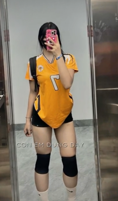 Hot girl bóng chuyền này không cần phải làm quá nhiều để gây sự chú ý, thậm chí nhiều video chẳng cần lộ mặt vẫn hút view như thường.