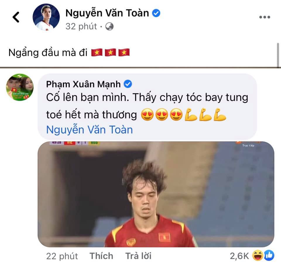 "Chủ tịch" Văn Toàn sau trận đấu lập tức bị đồng đội cà khịa vì kiểu "tóc gió bay tung".