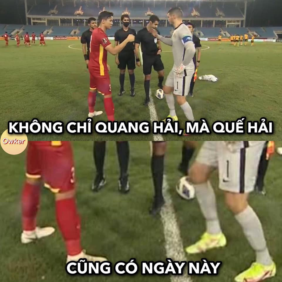 Mở đầu trận đấu, thủ môn Australia đã tôn trọng Quế Ngọc Hải khi hạ thấp trọng tâm để bắt tay đội trưởng đội tuyển Việt Nam.