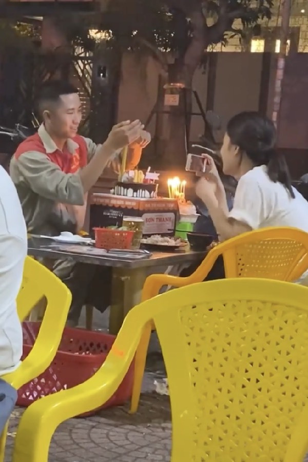 Trên bàn chỉ có một vài món ăn đơn giản và một chiếc bánh sinh nhật nhưng cả hai vẫn cực kỳ vui vẻ, hài lòng với tất cả. Bầu không khí vô cùng ấm áp và tràn ngập niềm vui