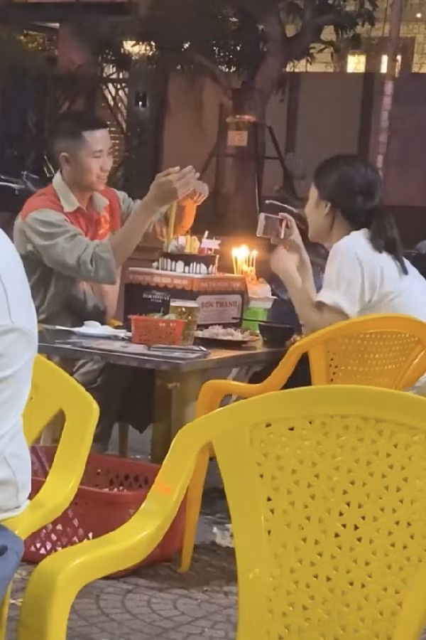 Trên bàn chỉ có một vài món ăn đơn giản và một chiếc bánh sinh nhật nhưng cả hai vẫn cực kỳ vui vẻ, hài lòng với tất cả. Bầu không khí vô cùng ấm áp và tràn ngập niềm vui