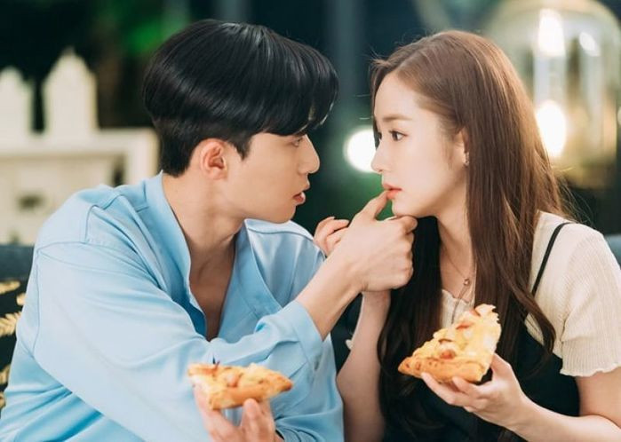 Trước đó cũng từng có một cặp đôi khiến dân mạng không khỏi xôn xao vì những hành động quan tâm của họ dành cho đối phương vô cùng giản dị nhưng chứa đựng đầy ắp yêu thương.