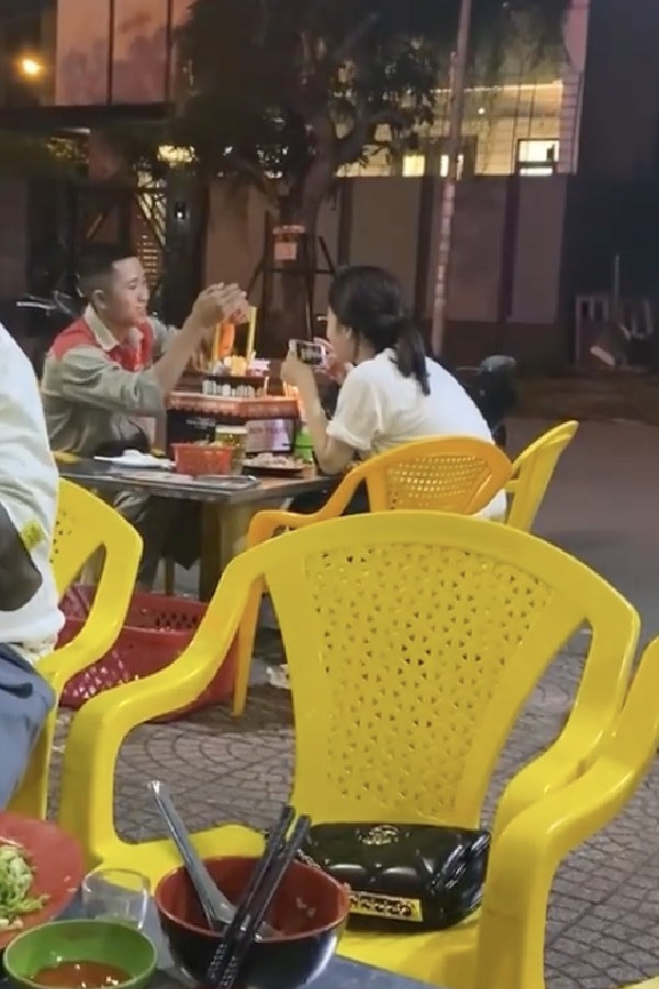 Mới đây, trên mạng xã hội mọi người đã cảm nhận được tình cảm chân thành ấy của một anh chàng dành cho người yêu của mình. Theo đoạn clip ngắn ghi lại, tại một quán ăn bình dân ven đường, có 1 chàng trai và 1 cô gái đang cùng nhau tổ chức một bữa tiệc sinh nhật.