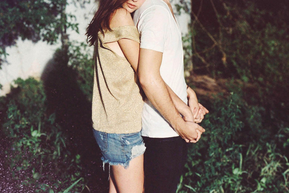 Cả hai chỉ đơn giản là ngồi hóng mát và ăn một bữa ăn nhẹ buổi tối nhưng cái cách họ nói chuyện, thỉnh thoảng, bạn nữ còn quay sang vuốt má, lau miệng người yêu lại vô cùng lãng mạn.