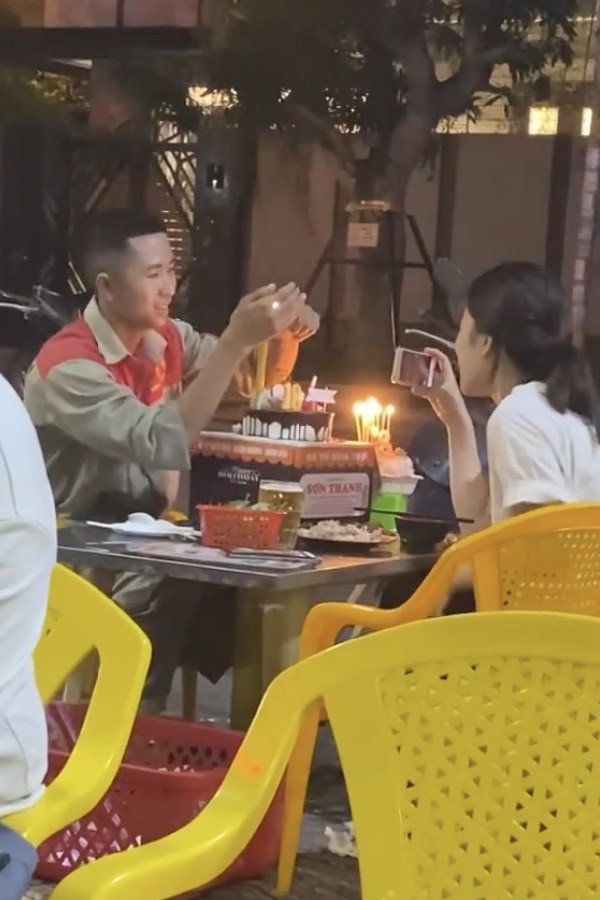 Điều đáng nói là chàng trai trong đoạn clip trên vẫn còn mặc nguyên bộ đồ công nhân. Có lẽ anh vừa tan ca và vội đến để cùng cô gái của mình trải qua những giờ phút ý nghĩa nhất của cả hai.