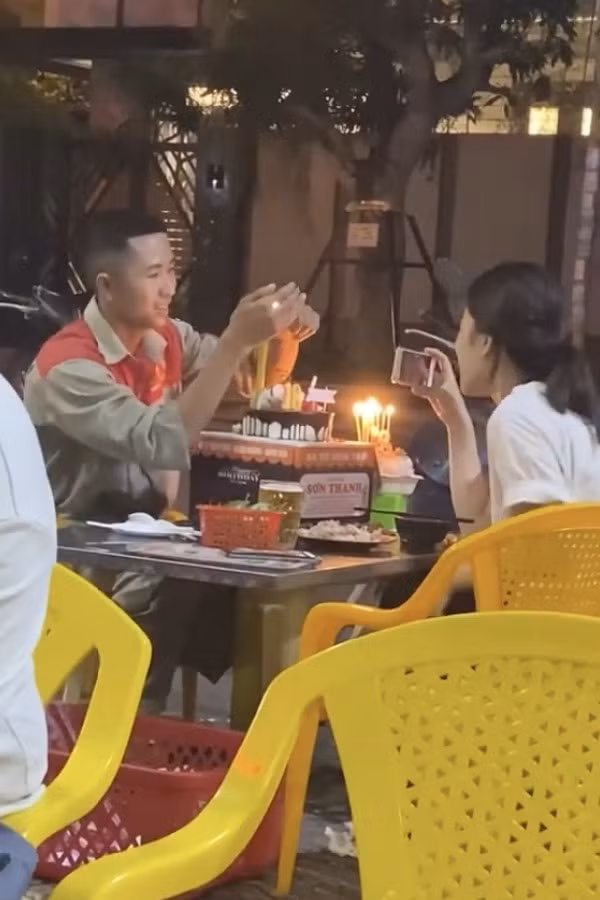 Điều đáng nói là chàng trai trong đoạn clip trên vẫn còn mặc nguyên bộ đồ công nhân. Có lẽ anh vừa tan ca và vội đến để cùng cô gái của mình trải qua những giờ phút ý nghĩa nhất của cả hai.