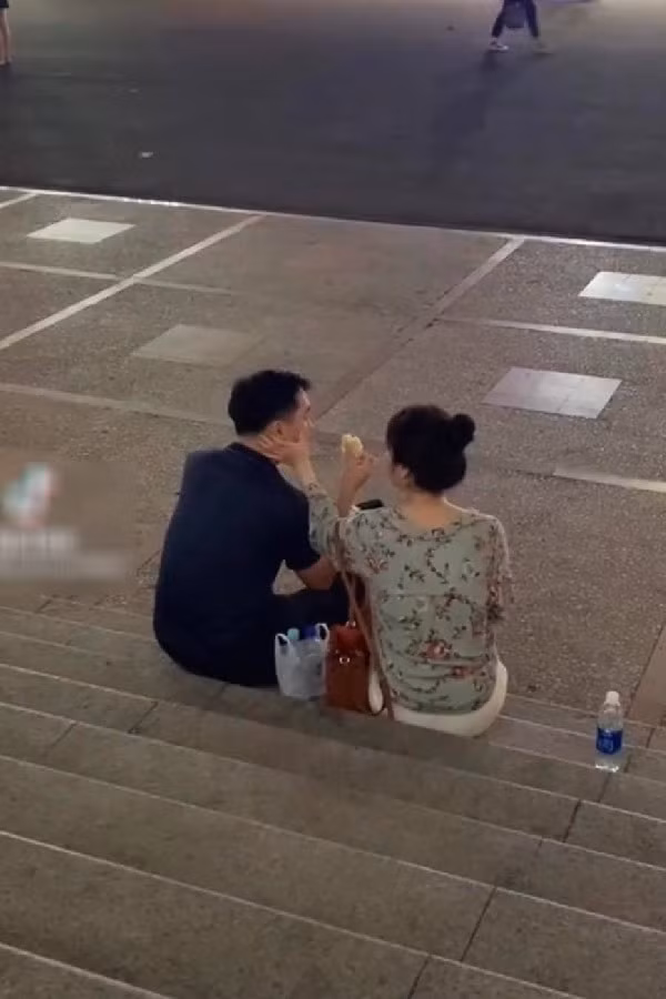 Đoạn clip đáng yêu trên chỉ vỏn vẹn vài giây thôi nhưng đã thu hút được sự chú ý của rất nhiều người. Hầu hết mọi người đều cảm động về tình yêu giản dị, chân thành của đôi bạn trẻ.