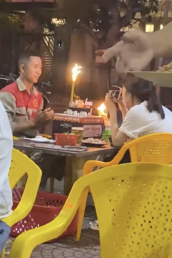 Dù chỉ là một địa điểm bình thường, những món ăn đơn giản nhưng nụ cười của cô gái lại vô cùng rạng rỡ và lộ rõ vẻ hạnh phúc.