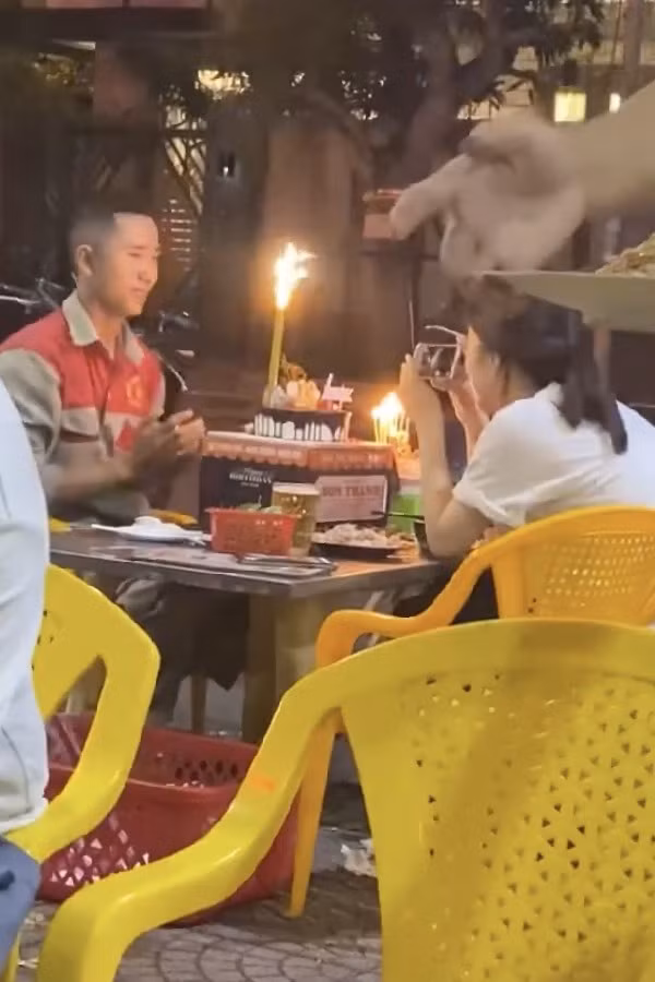 Dù chỉ là một địa điểm bình thường, những món ăn đơn giản nhưng nụ cười của cô gái lại vô cùng rạng rỡ và lộ rõ vẻ hạnh phúc.