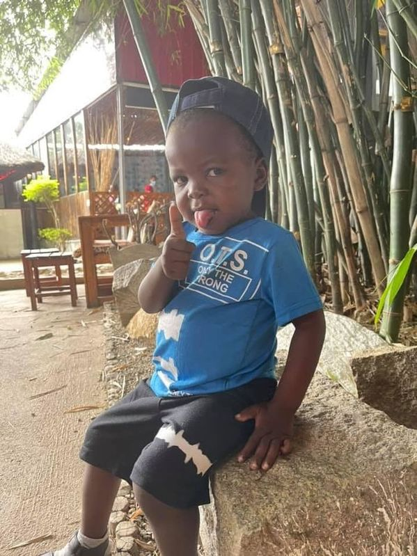 Đồng thời, Lôi Con cũng được Quang Linh Vlogs sắm những bộ đồ đẹp, phong cách. Không đơn giản là đồ lành lặn mà những bộ đồ này còn có gu thời trang nhất định.