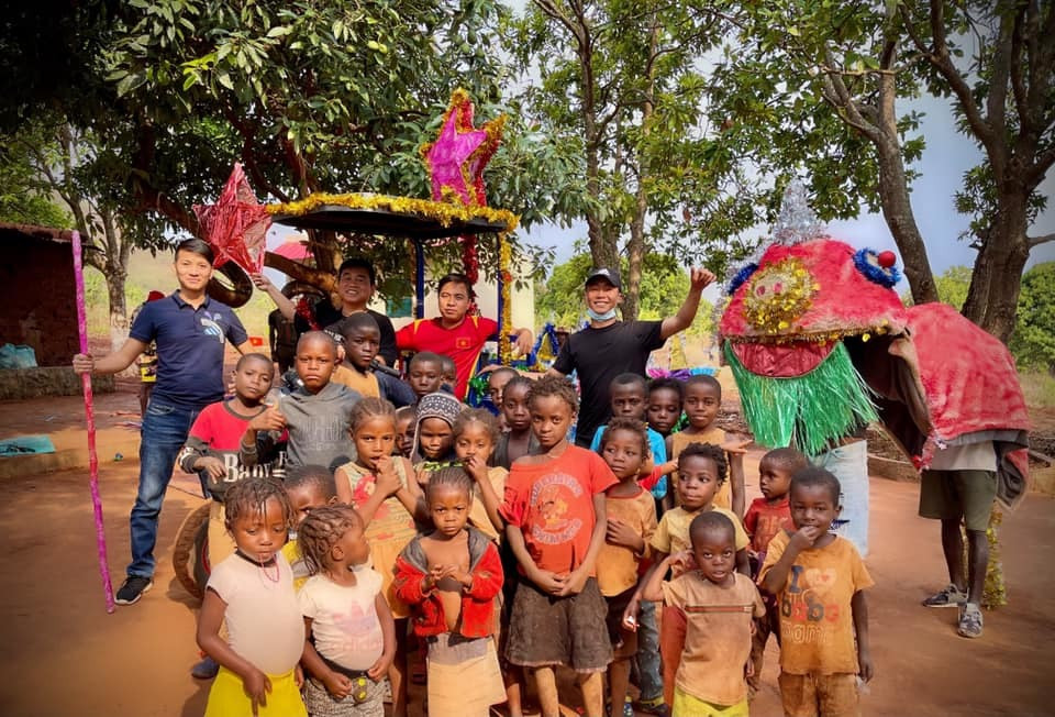 Nhiều người phải trầm trồ trước sự chịu chi, chiều chuộng mà team của nam Youtuber dành cho cậu bé châu Phi này.