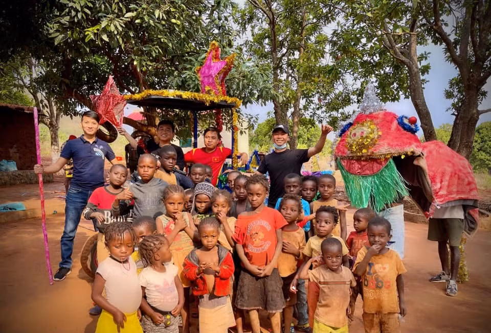 Nhiều người phải trầm trồ trước sự chịu chi, chiều chuộng mà team của nam Youtuber dành cho cậu bé châu Phi này.