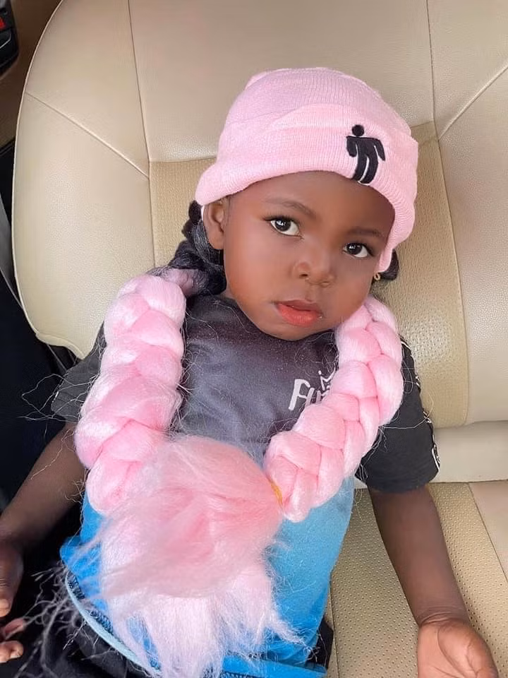 Thậm chí có những khoảnh khắc, mọi người trang điểm cho cậu bé thành “cô công chúa” khiến ai nấy đều được phen ngỡ ngàng, bật cười thích thú.