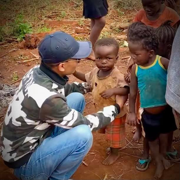 Lôi Con thường xuyên xuất hiện bên team Quang Linh Vlogs, được mọi người cho ăn ngon. Dường như vì vậy nên cậu bé ngày càng khỏe mạnh, năng động và bảnh trai.