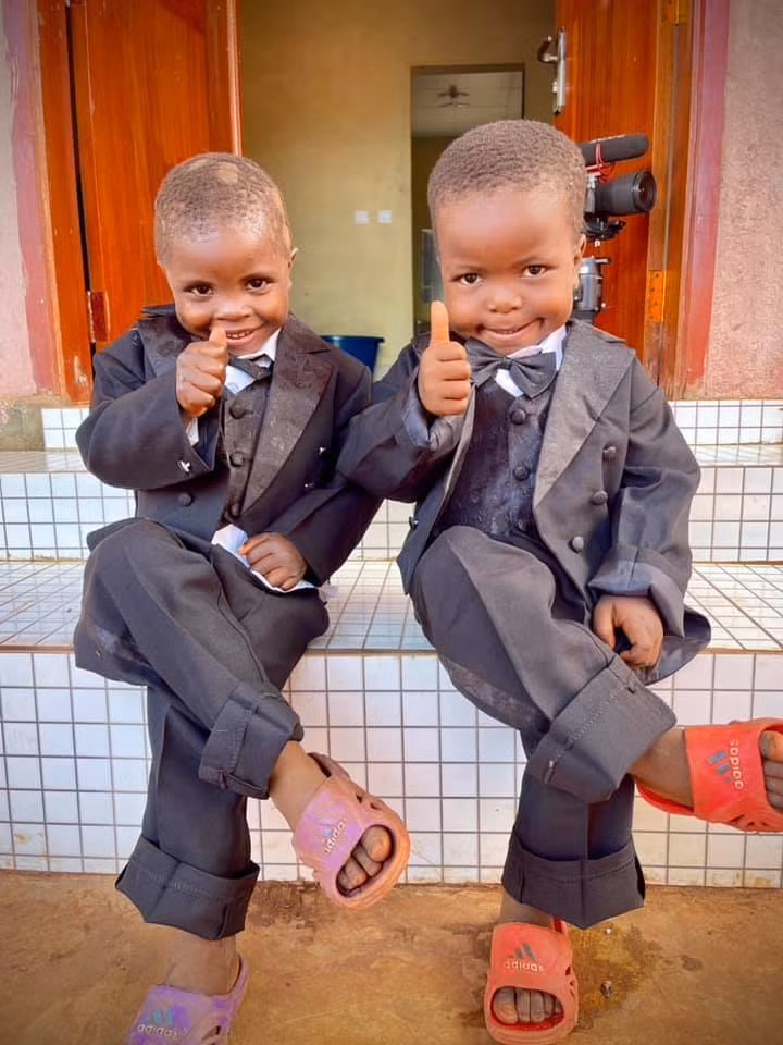 Những điều mà Quang Linh làm cho Lôi Con không thể kể hết khi anh chăm sóc mọi thứ từ bữa ăn, giấc ngủ, trang phục đến cả vui chơi.