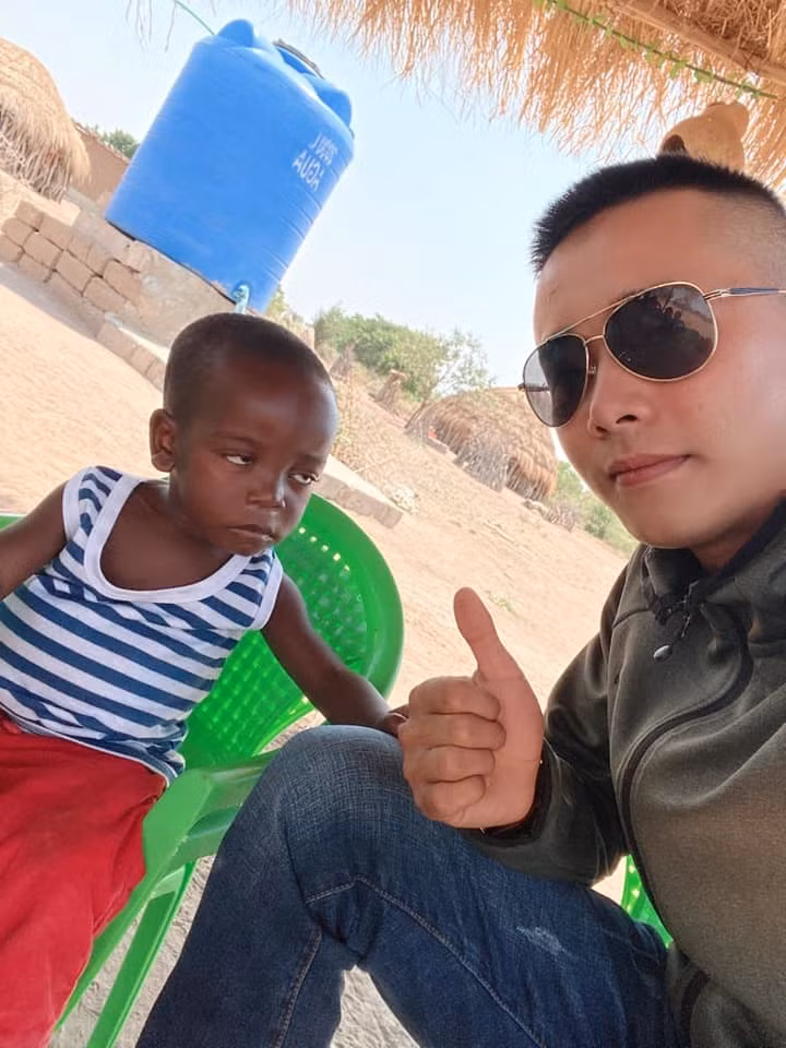 Giờ đây, Lôi Con như đứa con cưng của Quang Linh, lúc nào cũng được anh bao bọc, chiều chuộng, dạy dỗ cẩn thận.