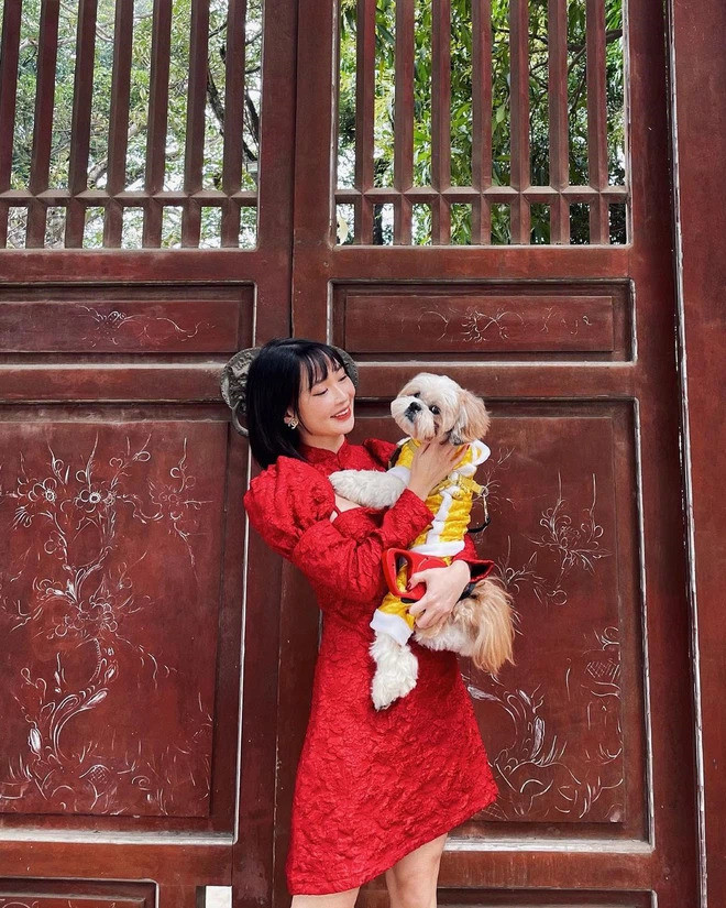 Bên cạnh đó, cách tạo dáng khi chụp hình của Sun Ht cũng không mấy phù hợp ở nơi linh thiêng khi chu môi nhí nhảnh cũng bị dân mạng để lại những "nhắc nhở".