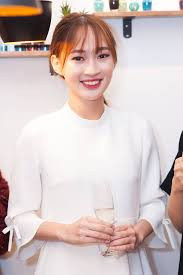 Thậm chí, nhiều người còn soi tới chi tiết trong ảnh cả Sun Ht, Chi Pu và người bạn đi cùng không đeo khẩu trang khi ra đường.