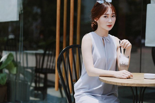 "Nếu không khoét ngực thì cũng ổn cơ mà...", "Đi chùa mà mặc vậy thì không được phù hợp lắm nhỉ?" hay "Mùa dịch ra đường ai cũng khẩu trang mà mấy cô như này thì không là sao?" là những nhắc nhở nhẹ nhàng của nhiều fan dưới bức ảnh mới được Sun Ht đăng tải.