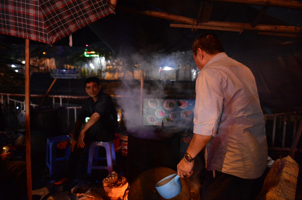 Chia sẻ với PV Tri Thức &amp; Cuộc Sống, chú Sơn cho hay: "Sau 12 tiếng mới có thể vớt bánh, coi như là thức trắng đêm, chưa kể phải liên tục tiếp nước để bánh chưng chín đều. Mỗi một đêm tôi nấu được khoảng 170 cái, năm nay lượng bánh chưng tôi làm gấp đôi năm ngoái do nhu cầu tăng cao nên mất khoảng 3 đêm mới xong".